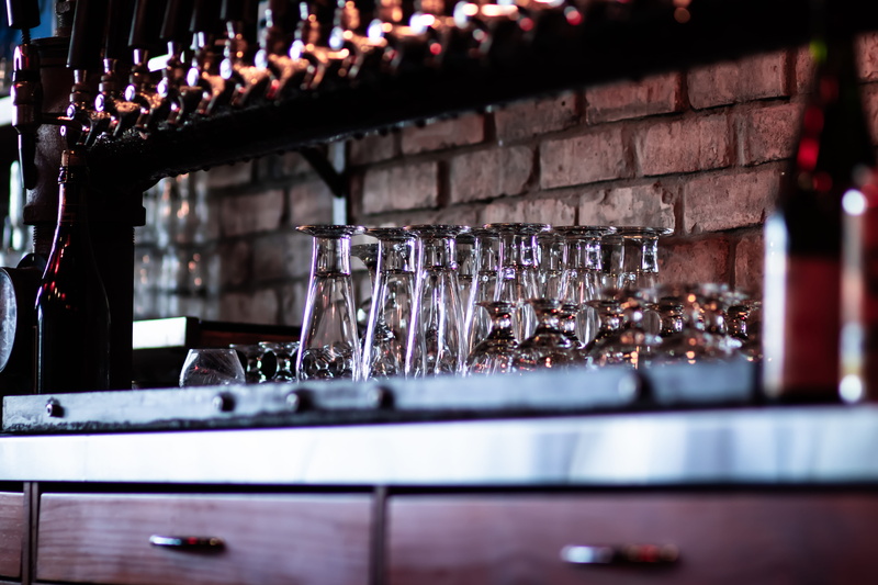 close-up, worker, refreshing, alcohol, nightlife, bar counter, beer, bar, container, brew, cold one, display, glass, beers, wine, drinks, business, bartender