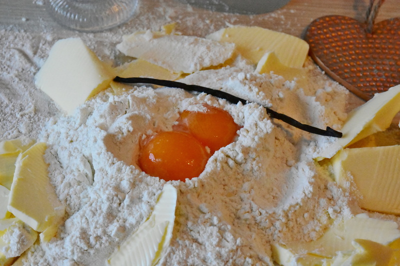 egg yolk, yolks, ready-to-eat, still life, flour, no people, day, bake, eating utensil, dough, spoon, vanilla pod, close-up, knead, kitchen, two, 5K, fried egg