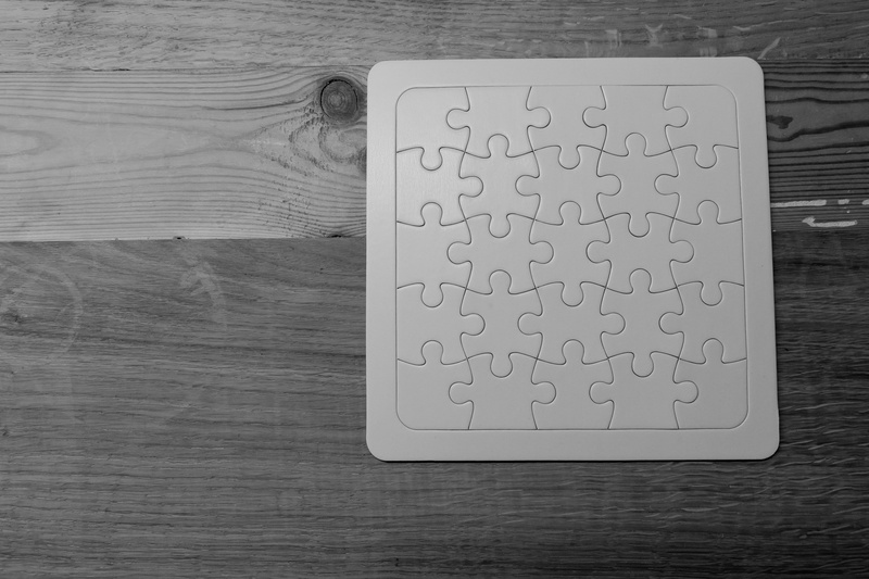 western script, empty, wood - material, indoors, still life, no people, photo, jigsaw puzzle, 5K, table, arrangement, paper, scale, high angle view, jigsaw