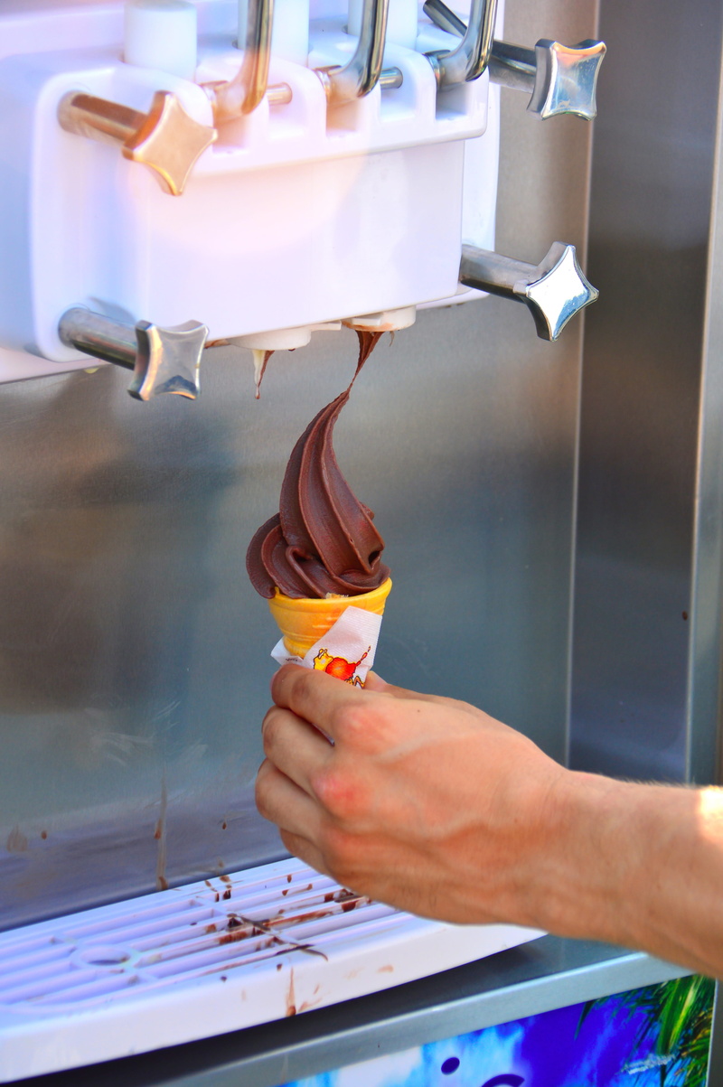 food, business, food and drink, human hand, occupation, freshness, ice cream, real people, 5K, sweet food, working, temptation, finger, hand, men, funnel