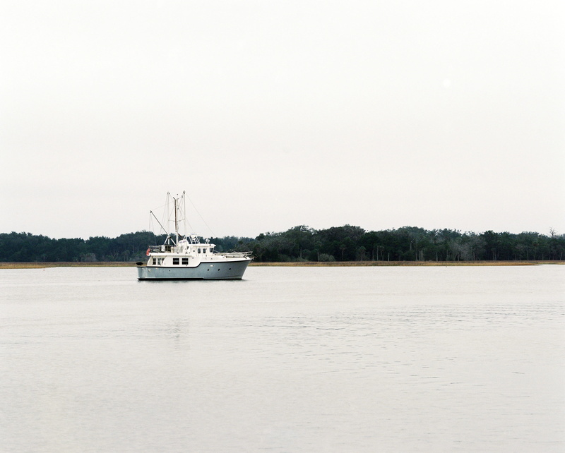 2K, body, middle, water, outdoors, nautical vessel, environment, sea, ship, sailboat, copy space, sky, calm, river, white, boat, tranquility, mode of transportation