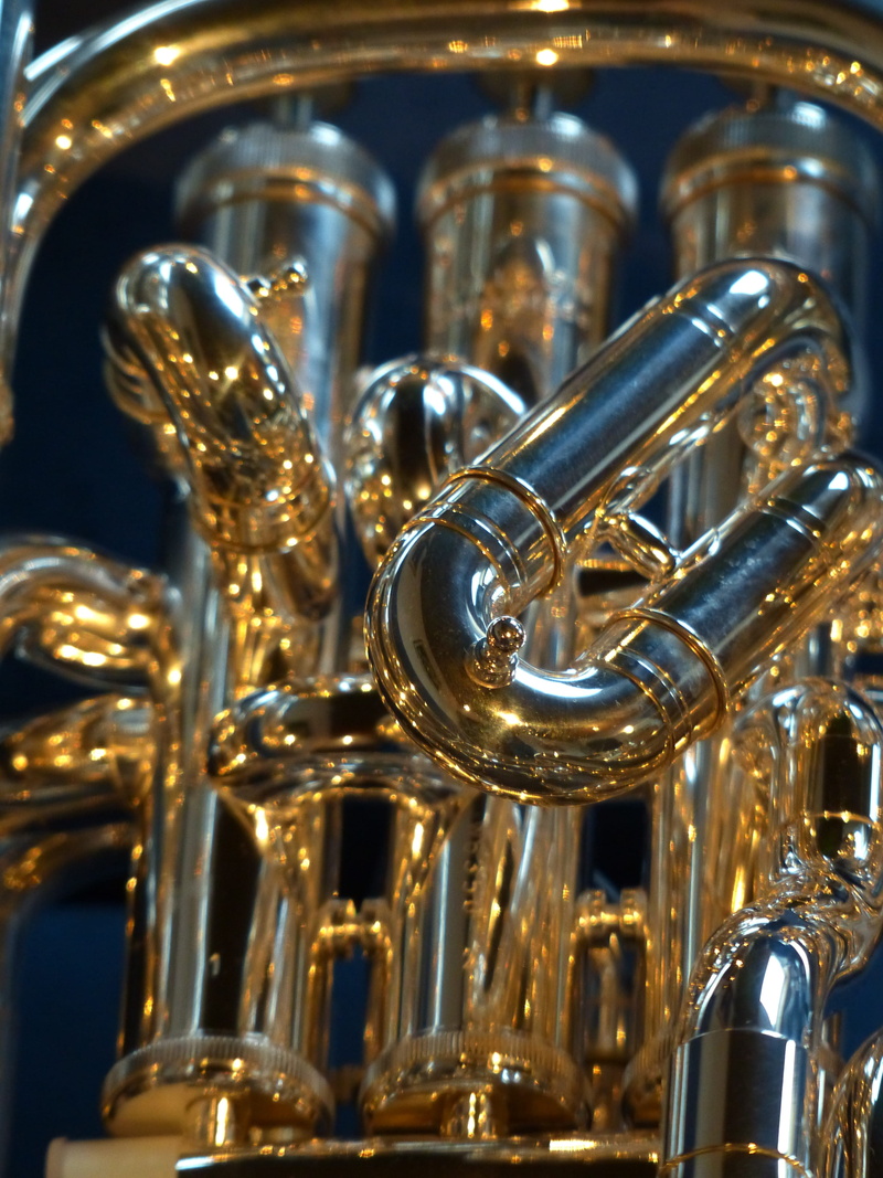 trumpet, shine, Euphonium, saxophone, food and drink industry, full frame, metal, gold colored, in a row, food and drink, 4K, sheet, indoors, music, Brass Instrument