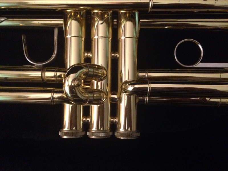 metal, black background, gold colored, trumpet valves, valves, indoors, no people, brass, band, single object, 2K, shiny, trumpet, wind instrument, reflection