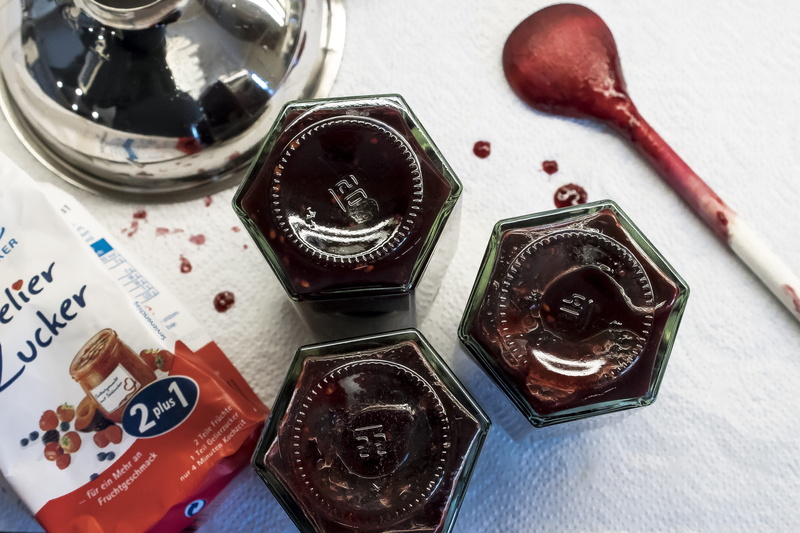 made a, koclöffel, directly above, close-up, group of objects, communication, medium group of objects, bowl, work tool, sweetness, blackberries, zuckertüte