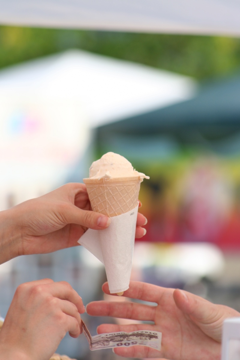 human body part, frozen food, temptation, finger, 1080P, real people, cone, outdoors, indulgence, sweet, funnel, food and drink, holding, frozen, ice cream cone
