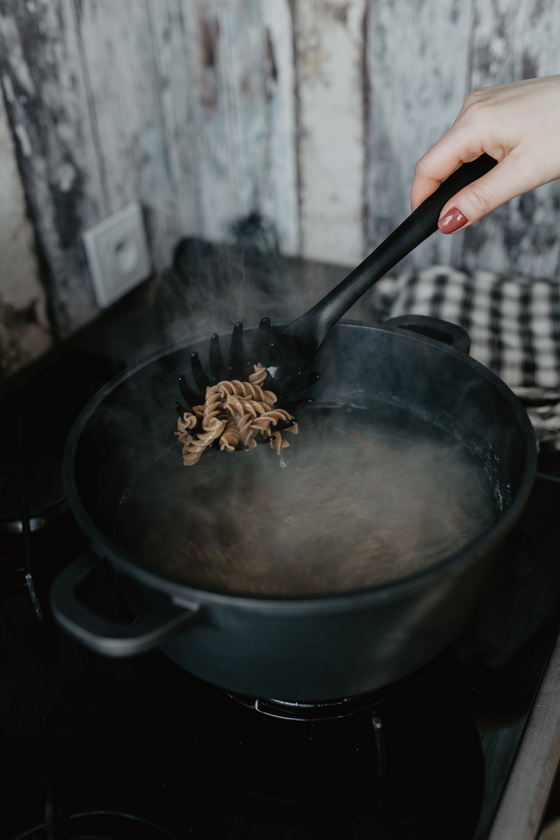 holding, unrecognizable person, 5K, preparing food, noodles, woman, food and drink, pot, chef, kitchen, indoors, lifestyles, pasta, boil, real people