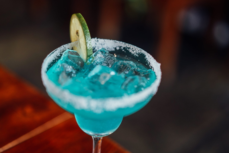 cyan, food, blue, lemon, focus on foreground, selective focus, cocktail, 5K, refreshment, shift, indoors, close-up, freshness, wine, slice, wineglass