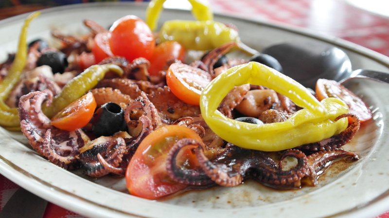 kitchen utensil, meal, pepperoni, antipasti, calamari, olive, pepper, ready-to-eat, onion, starter, meat, marinated, 5K, salad, fruit, tasty, fish, dish