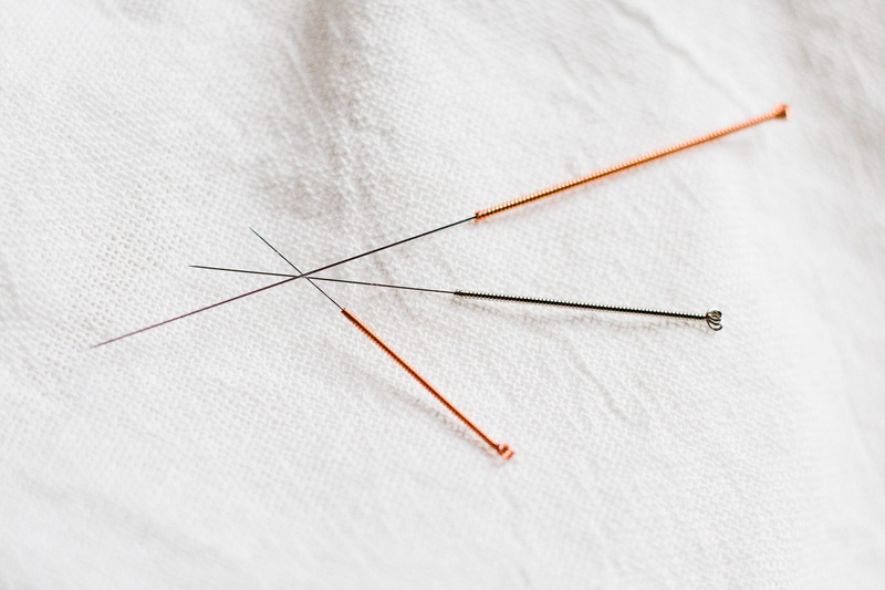 acupuncture needle, straight pin, sewing needle, thread, sewing item, white, white color, needles, different, wool, craft, 2K, close-up, folks, homemade