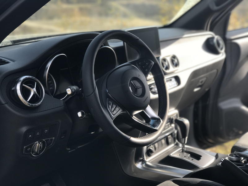 steering wheel, ventilation, speedometer, navi, indoors, car, dashboards, no people, close-up, vehicle, land vehicle, motor vehicle, pkw, dashboard, cockpit