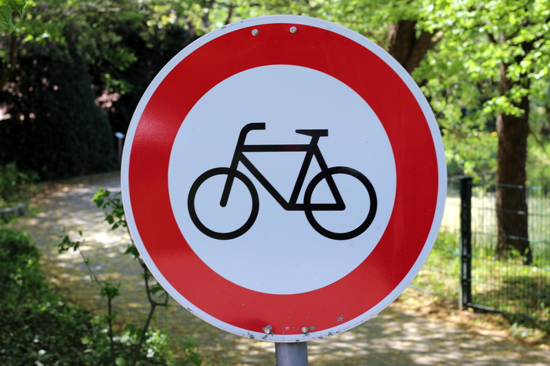 red, focus on foreground, forbidden, circle, 5K, about, characters, germany, ban, information symbol, road sign, geometric shape, traffic sign, tree, street sign