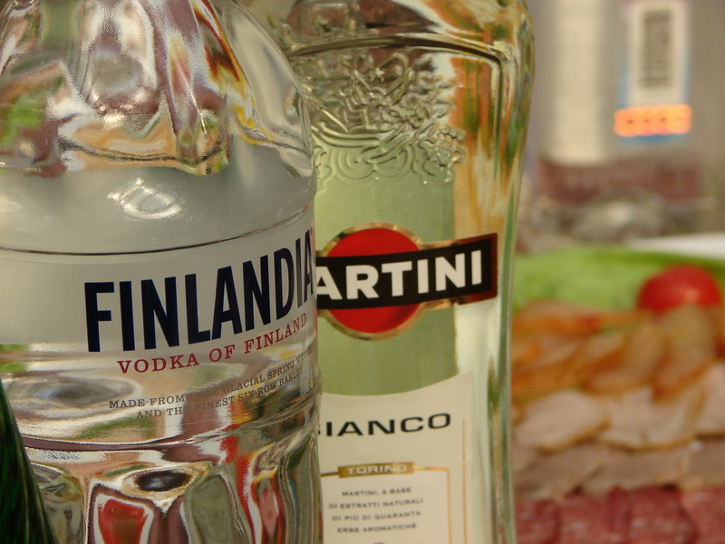 food, glass - material, a vodka martini, temptation, table, healthy eating, cocktail, focus on foreground, transparent, close-up, jar, label, sign, martini
