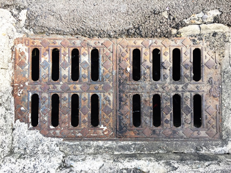 metal, close-up, outdoors, facilities, gutter, manhole, shape, rusty, road, day, texture, city, no people, brown, the sewer, pattern, manhole cover, grate