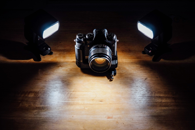 antique, dslr, shoot, speedlite, room, len, 4K, illuminated, photographic equipment, electric lamp, still life, close-up, photoshoot, black color, indoors