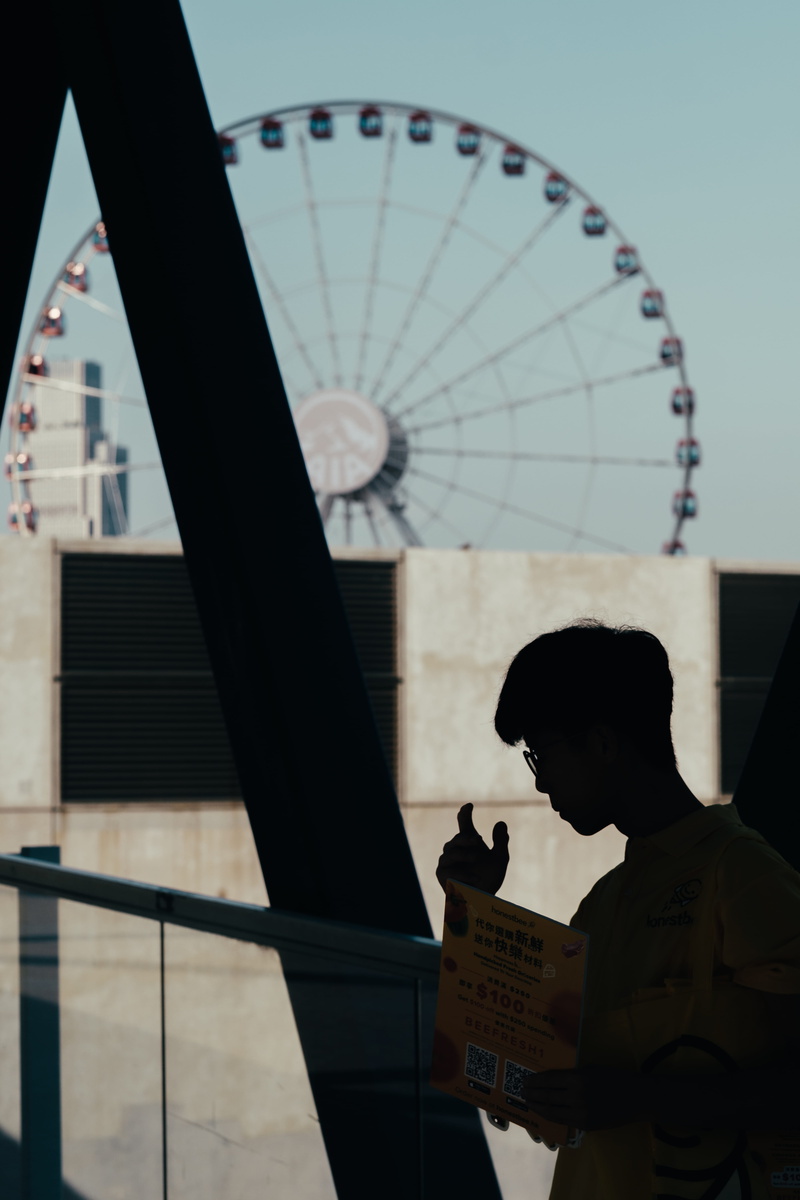people, profile, ferris, urban, person, architecture, amusement park ride, man, wheel, city, fujifilm, ferris wheel, 5K, real people, day, wheelin, railing
