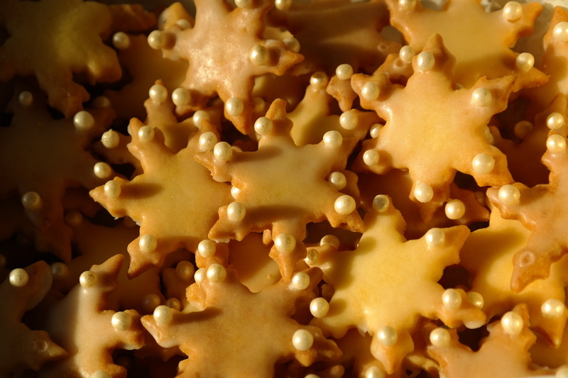 celebration, no people, coring alder dough, snack, 5K, christmas cookies, small cakes, sweet, bake, food, cookie, yellow, still life, beads, high angle view