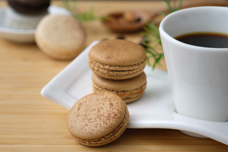 saucer, tea cup, macaroon, french, breakfast, baking, confectionery, table, hot drink, gourmet, drink, sugar, mug, macaron, snack, close-up, 5K, cookies