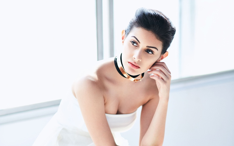 adult, looking at camera, 4K, young women, Dastur, waist up, lifestyles, hairstyle, beautiful woman, contemplation, front view, k, black hair, indoors