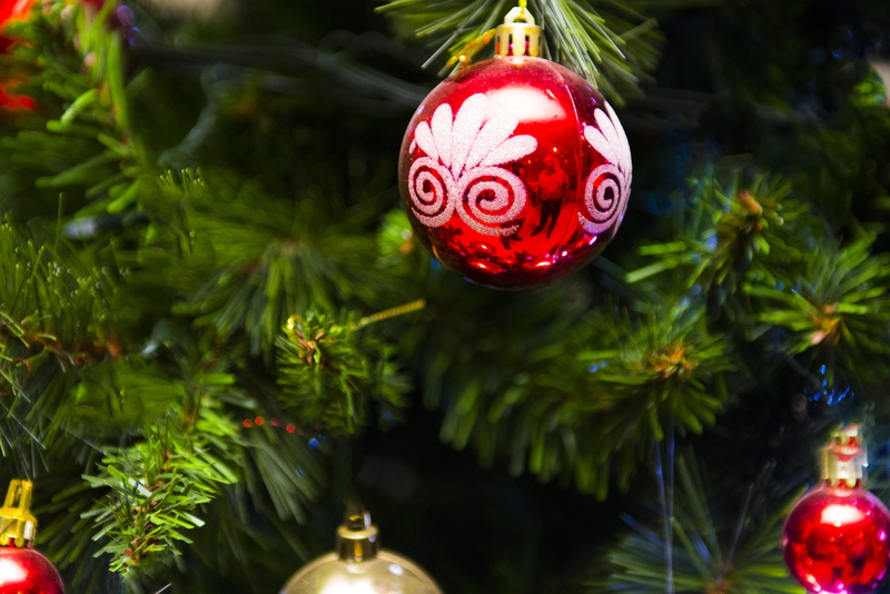 christmas ornament, christmas tree, decorate, holiday, celebration event, 5K, baubles, gold, season, illuminated, holiday - event, colored, decoration