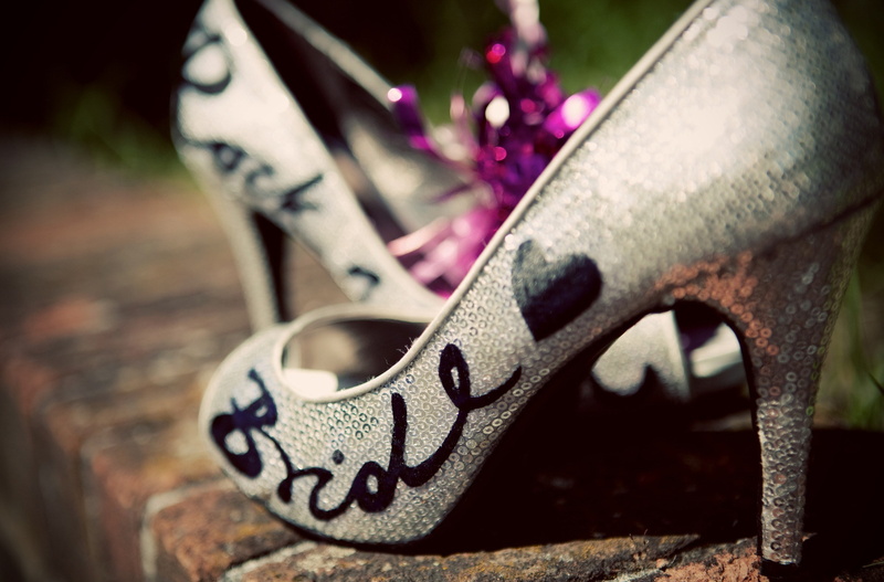 the inscription, sequins, pumps, women, close-up, clothing, dress Shoe, focus on foreground, sandal, 1080P, metal, bride, the bride, selective focus, art and craft
