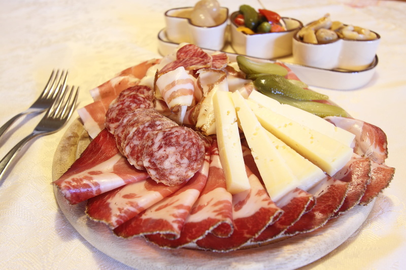 meat, breakfast, ready-to-eat, healthy eating, slice, meal, fruit, crockery, ham, close-up, food, pork, speck, 1080P, kitchen utensil, snack, still life