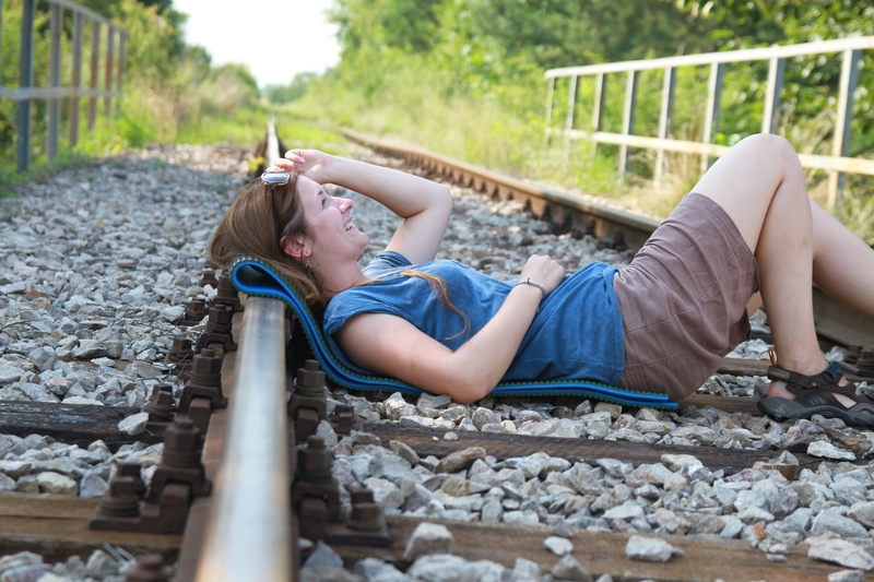 nature, boys, 2K, the little girl, leisure activity, lifestyles, real people, tracks, three quarter length, lying down, splint, solid, men, outdoors, child