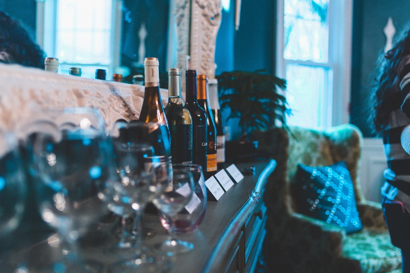 red wine, bottles, wealth, glass items, day, service, wine glasses, alcohol, glasses, wine, 5K, focus on foreground, wine bottles, business, food and drink