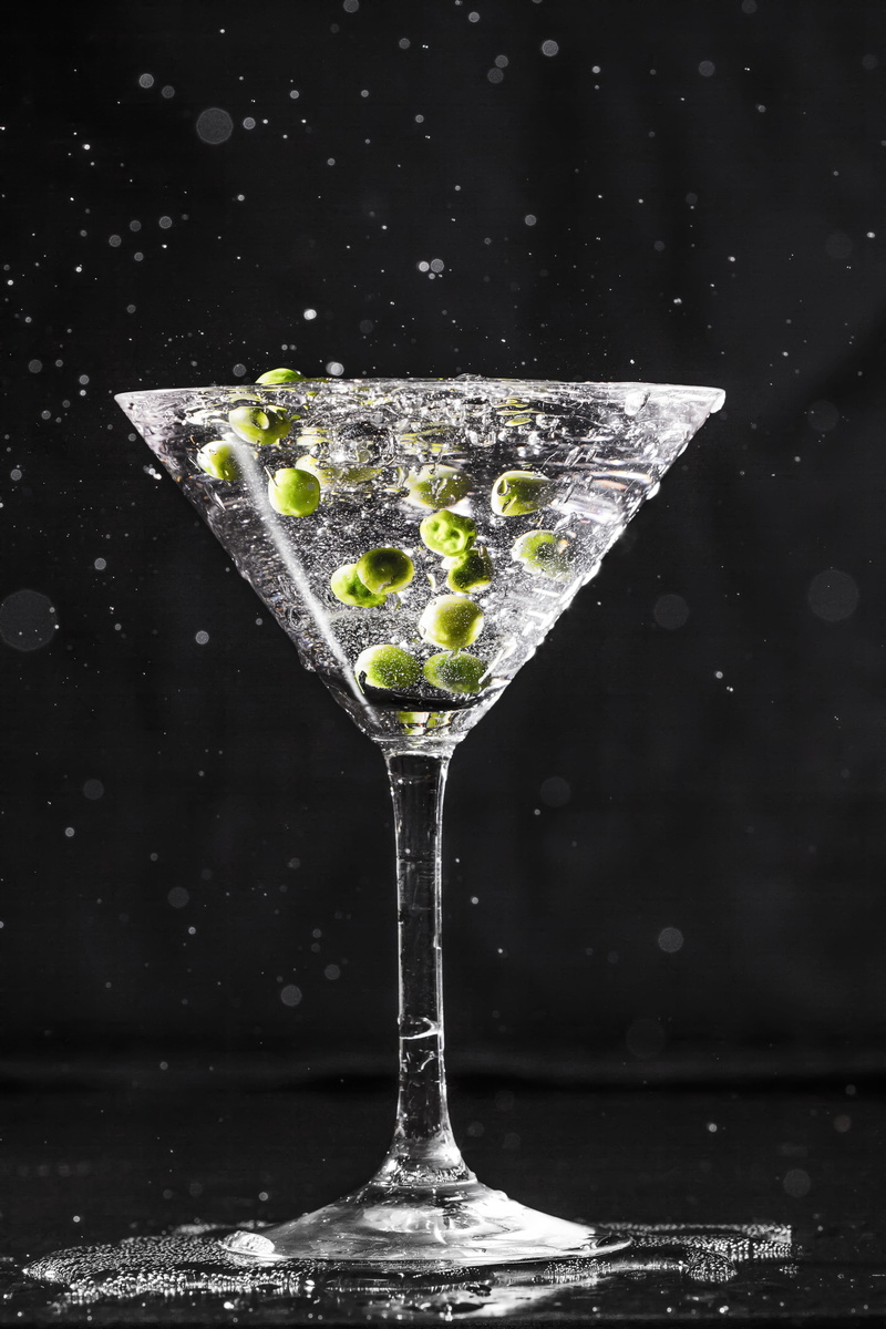 studio shot, fruit, cold temperature, macro, household equipment, green, footed, refreshment, martini, clear, healthy, gin, food, splashing, freshness