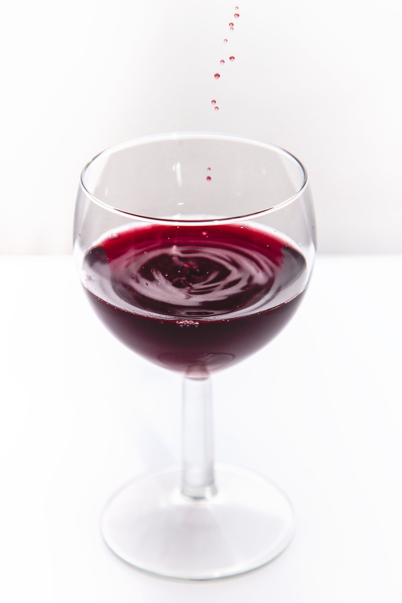 glass - material, studio shot, cocktail, drops, white background, alcohol, red, red Wine, food, household equipment, indoors, glas, refreshment, glass
