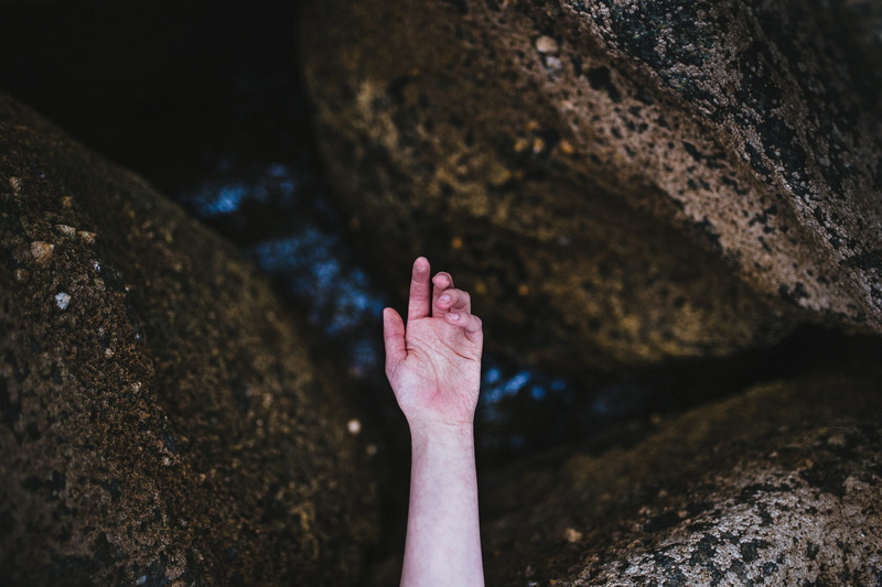 1080P, one Person, brown, lifestyles, rock formation, real people, pink color, leisure activity, three, day, personal perspective, left hand, human hand