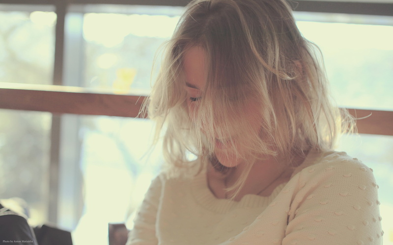 contemplation, 2K, hair in face, mascara, hair, blond hair, portrait, real people, focus on foreground, beautiful woman, one person, looking, blonde, leisure activity