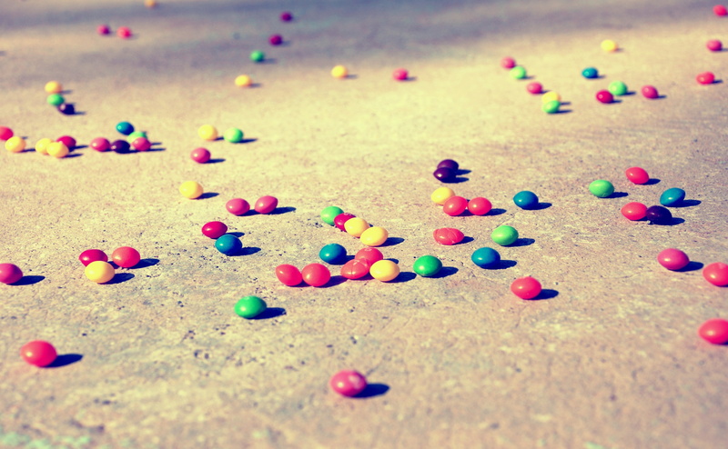 assorted, color, no people, Fallen, lot, 4K, shape, day, focus on foreground, large group of objects, sand, choice, green color, abundance, Candies, confetti