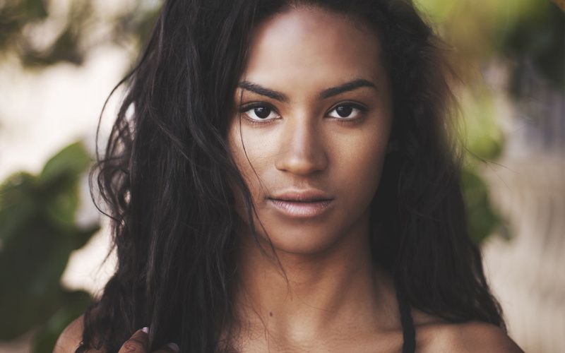 long hair, focus on foreground, brown hair, beautiful people, contemplation, close-up, looking at camera, human face, front view, hairstyle, Face, young adult