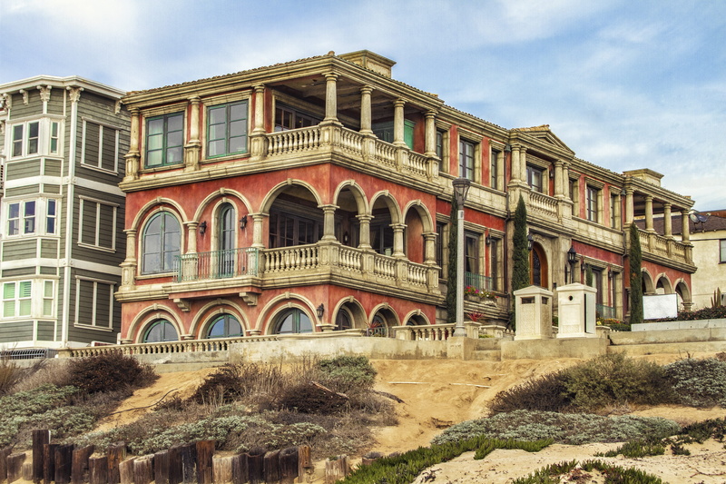 low angle view, building exterior, travel destinations, castle, outdoors, beach house, architecture, no people, 5K, boardwalk, sky, architectural column