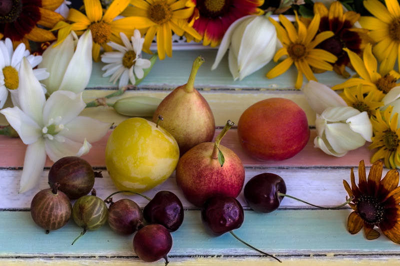 table, 5K, banana, choice, backgrounds, flowering plant, dieting, vitamin, agriculture, leaf, autumn, flower, rustic, close-up, wellbeing, refreshment