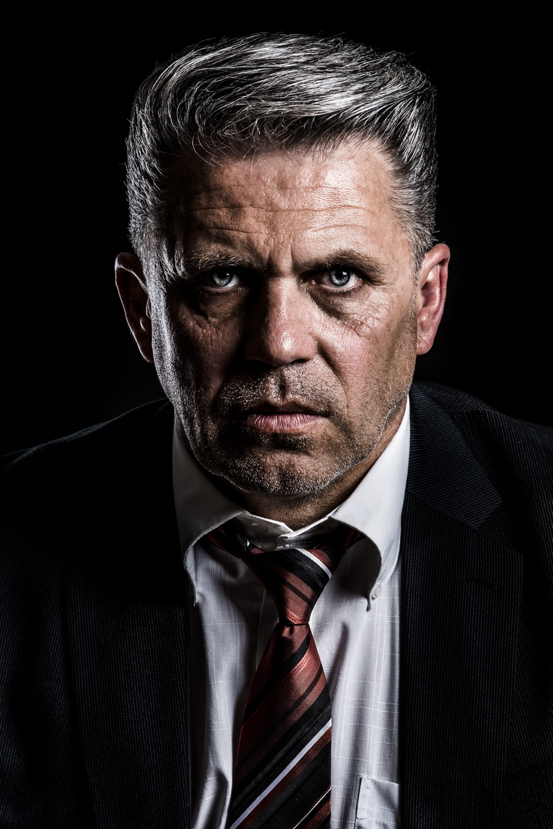 one person, well-dressed, front view, after business, mann, gesicht, 4K, hairstyle, studio shot, geschäftsmann, calm after business, looking at camera