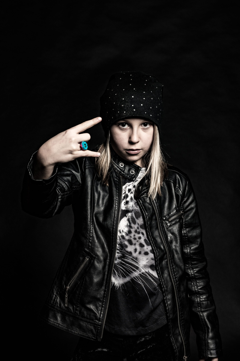 leather jacket, a, cap, posing, lid, woman, warm clothing, one person, blond, ernst, studio shot, women, young adult, beautiful woman, young, bomber, child