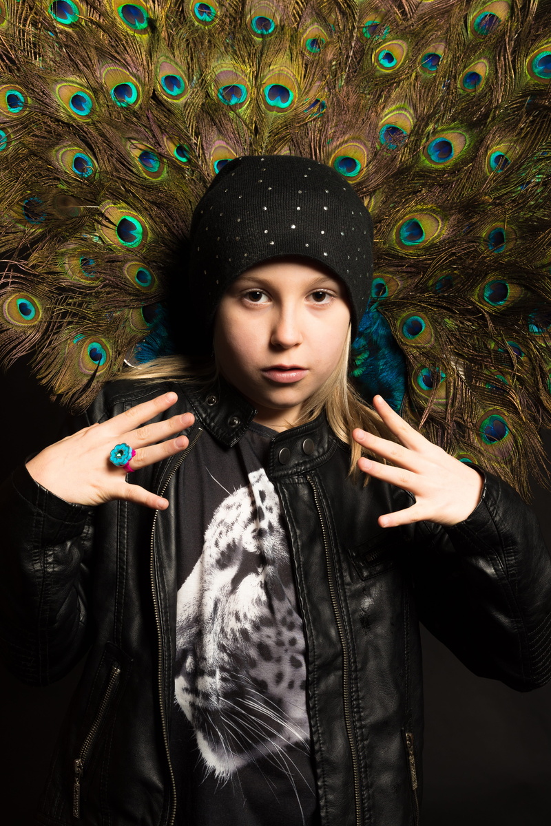 beauty, scarf, black, model, glamour, peacock, hairstyle, collar, waist up, 5K, fashion, women, one person, young, front view, feather, adult, cap, ring