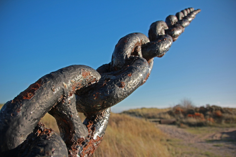 outdoors, iron, no people, photo montage, connection, black, blue, copy space, old, land, links of the chain, 5K, nature, damaged, chain, clear sky, metal
