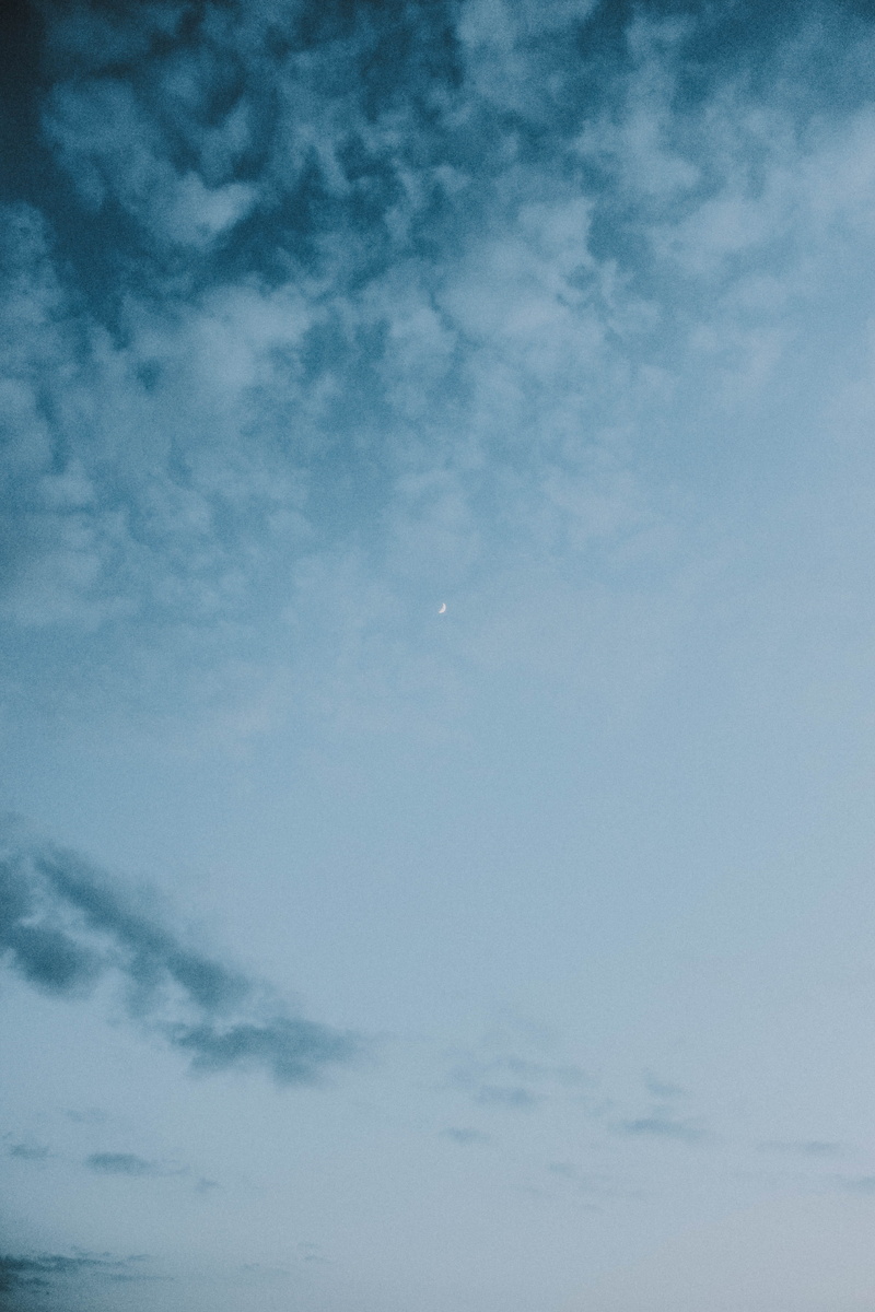 travel, wispy, 4K, dusk, no people, scenics - nature, beauty in nature, tranquility, low angle view, cloud - sky, day, cloudscape, sky, folk, nature, meteorology
