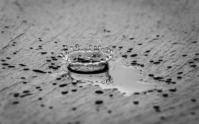 gray, monochrome, water, water splash, 2K, splashes, water drops, reflection, wet