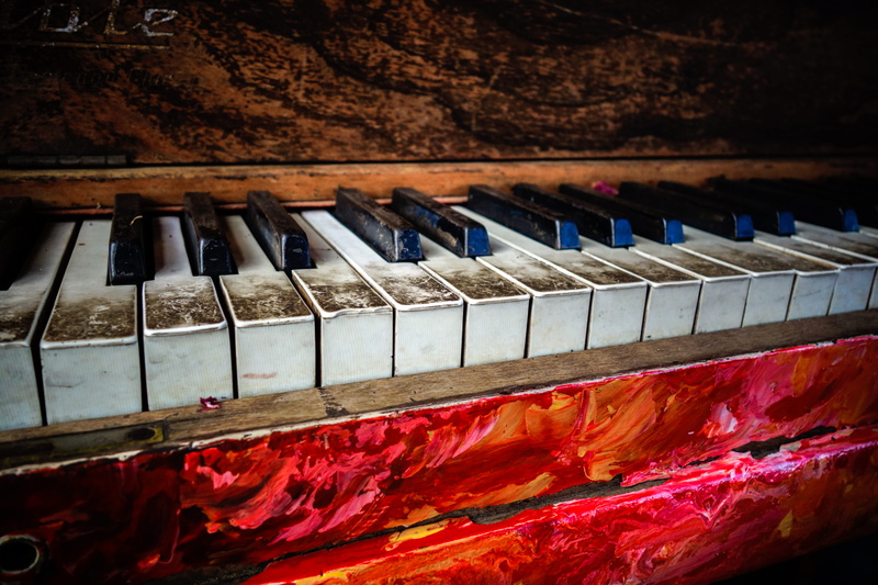 wood - material, no people, old, vintage, 5K, piano, day, dirty, paint, creativity, arts culture and entertainment, metal, art, in a row, string instrument