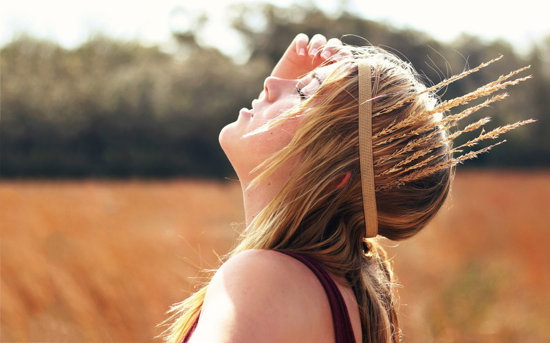 women outdoors, closed eyes, blonde, women, profile, 2K, face, hippie, spikelets, field, Laura Brehm