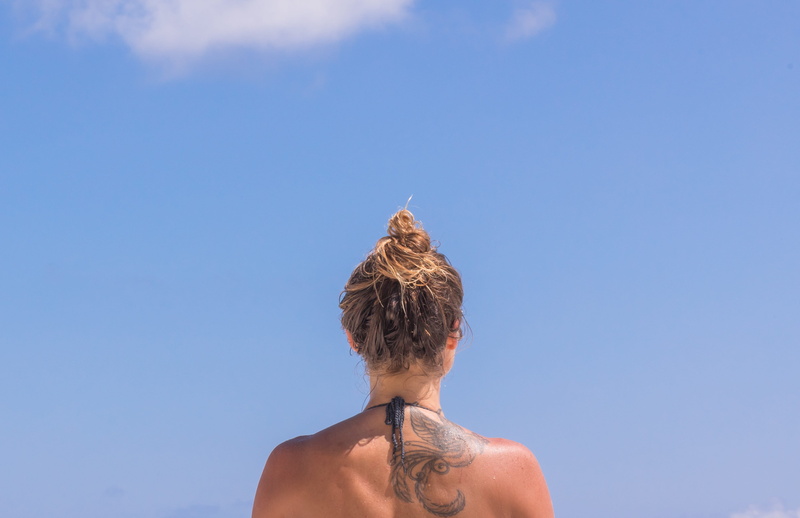 people, blond hair, hair, back, copy space, rear view, shirtless, sunny, woman, human hair, hairstyle, outdoors, human body part, lifestyles, headshot