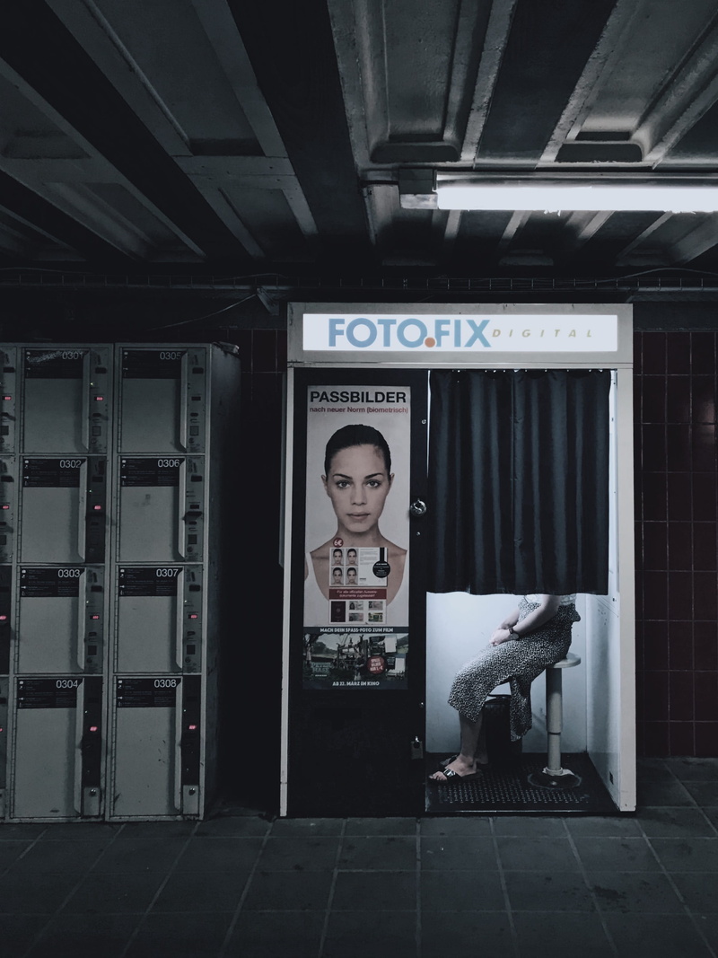 fix, technology, dark room, booth, capture, indoors, business, instat foto, photo, dark, photobooth, instant capture, digital, person, 2K, photographer