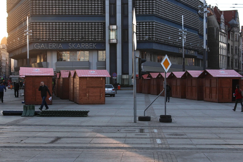 men, pink, building, 2K, katowice, outdoors, city life, footpath, street, real people, architecture, group of people, travel, women, people, building exterior