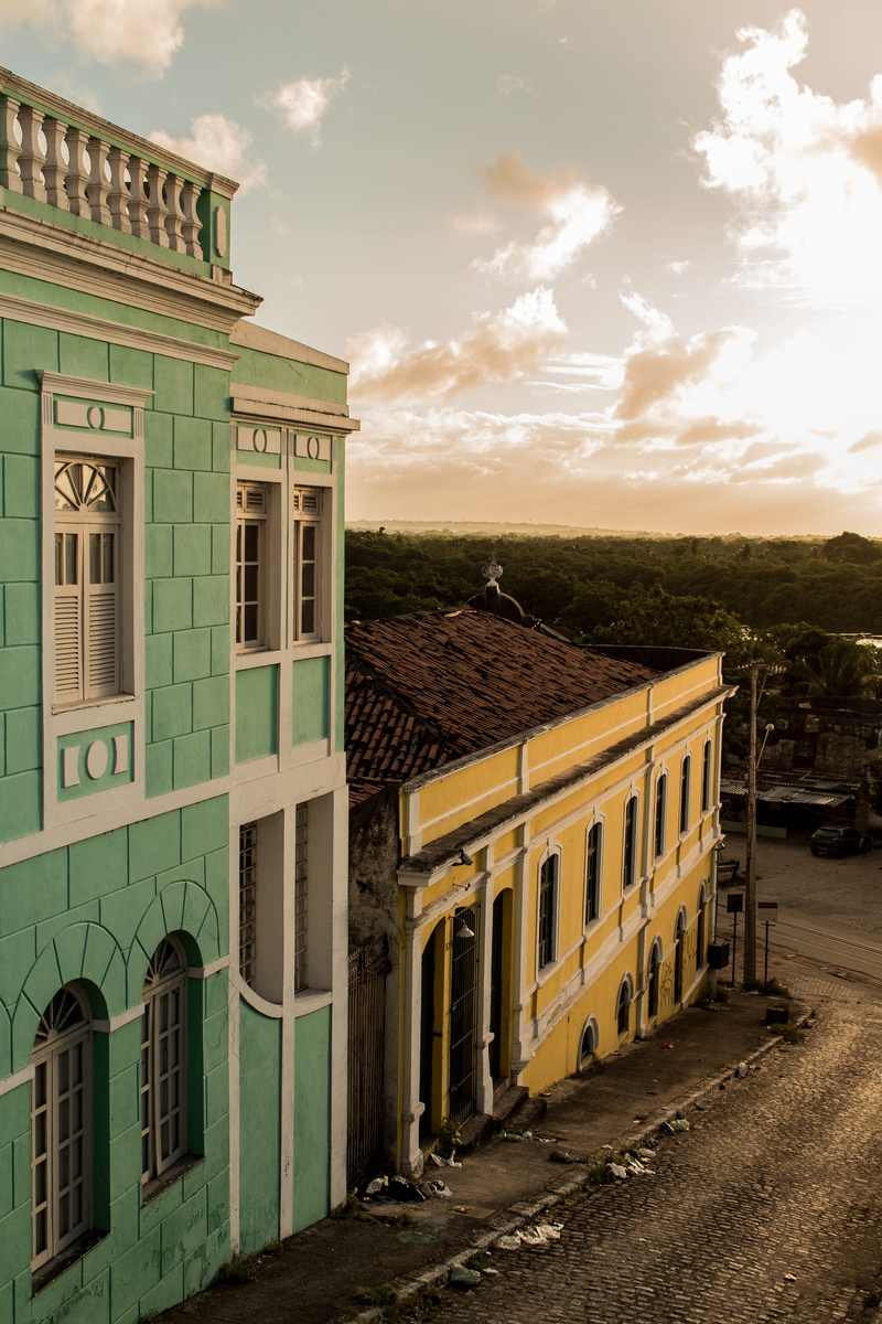 city, train, town, building exterior, paraíba, cloud - sky, built structure, outdoors, window, transportation, brasil, street, residential district, landscape