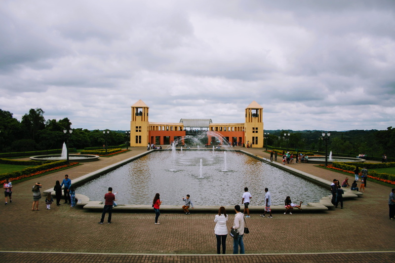 water, city, Water fountain, large group of people, leisure, bridge, walking, built structure, near, building, people, brasil, urban, park, architecture