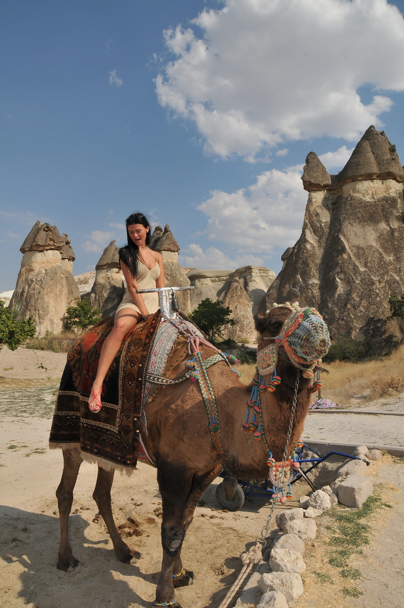 young adult, girls, real people, sky, fashion, one animal, females, full length, camels, lifestyle, domestic animals, young women, adult, 4K, herbivorous