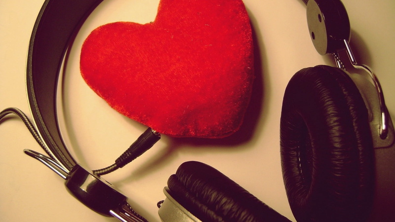romance, metal, black color, table, headphones, cordless, 1080P, love, writing instrument, still life, pen, close-up, toys, indoors, single Object, black